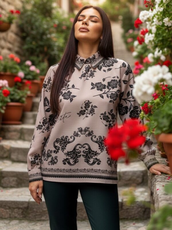 Двуцветна риза с принт рози