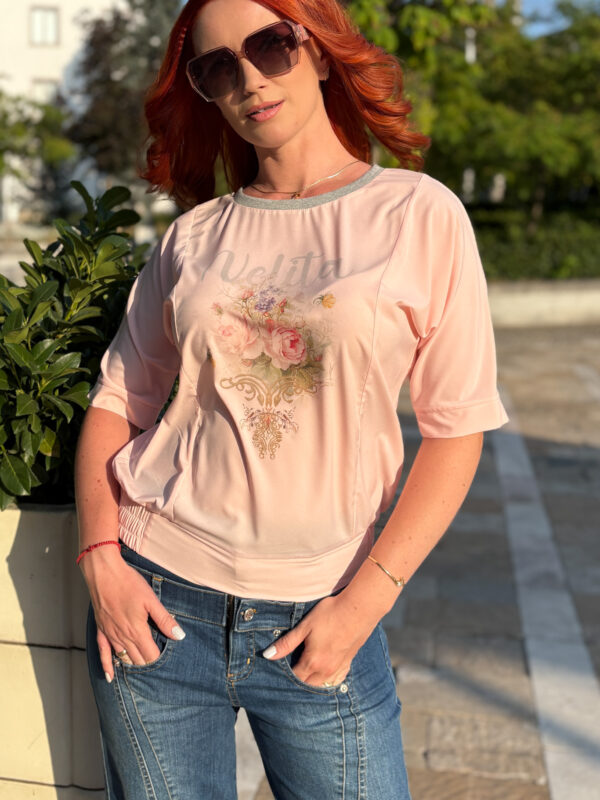 Дамска блуза в със авторски принт