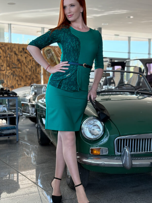 Зелена елегантна рокля със дантела