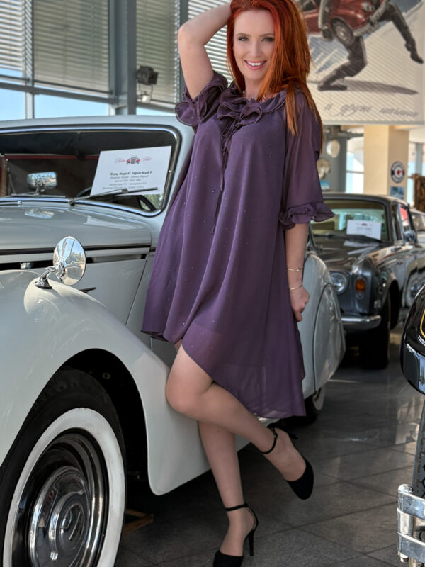 Ефирна лилава рокля с къдри и камъчета