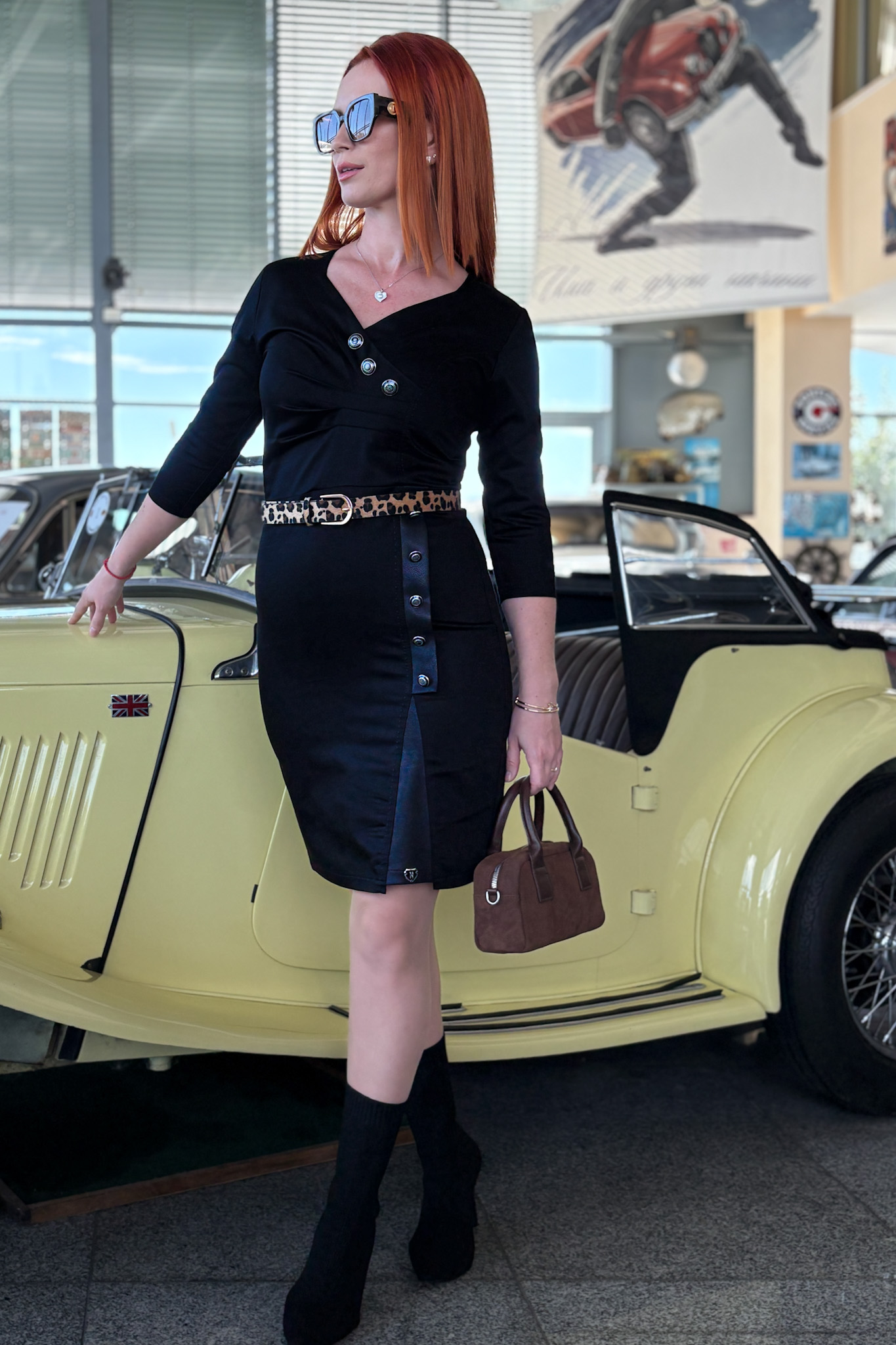 Черна рокля с копчета