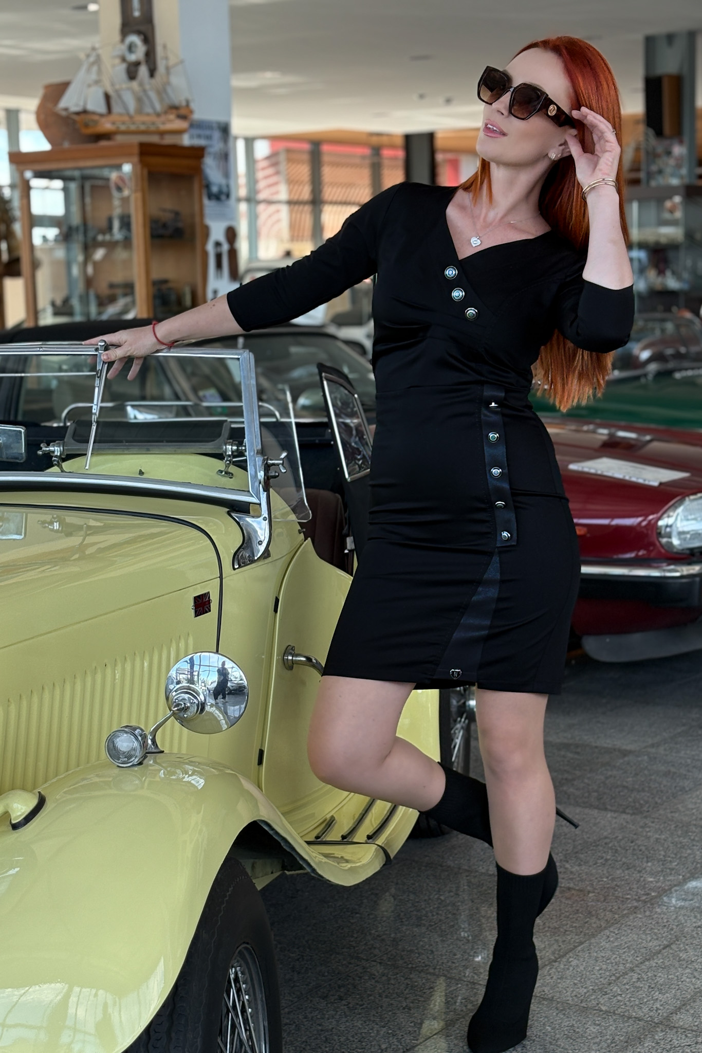 Черна рокля с копчета - Image 2