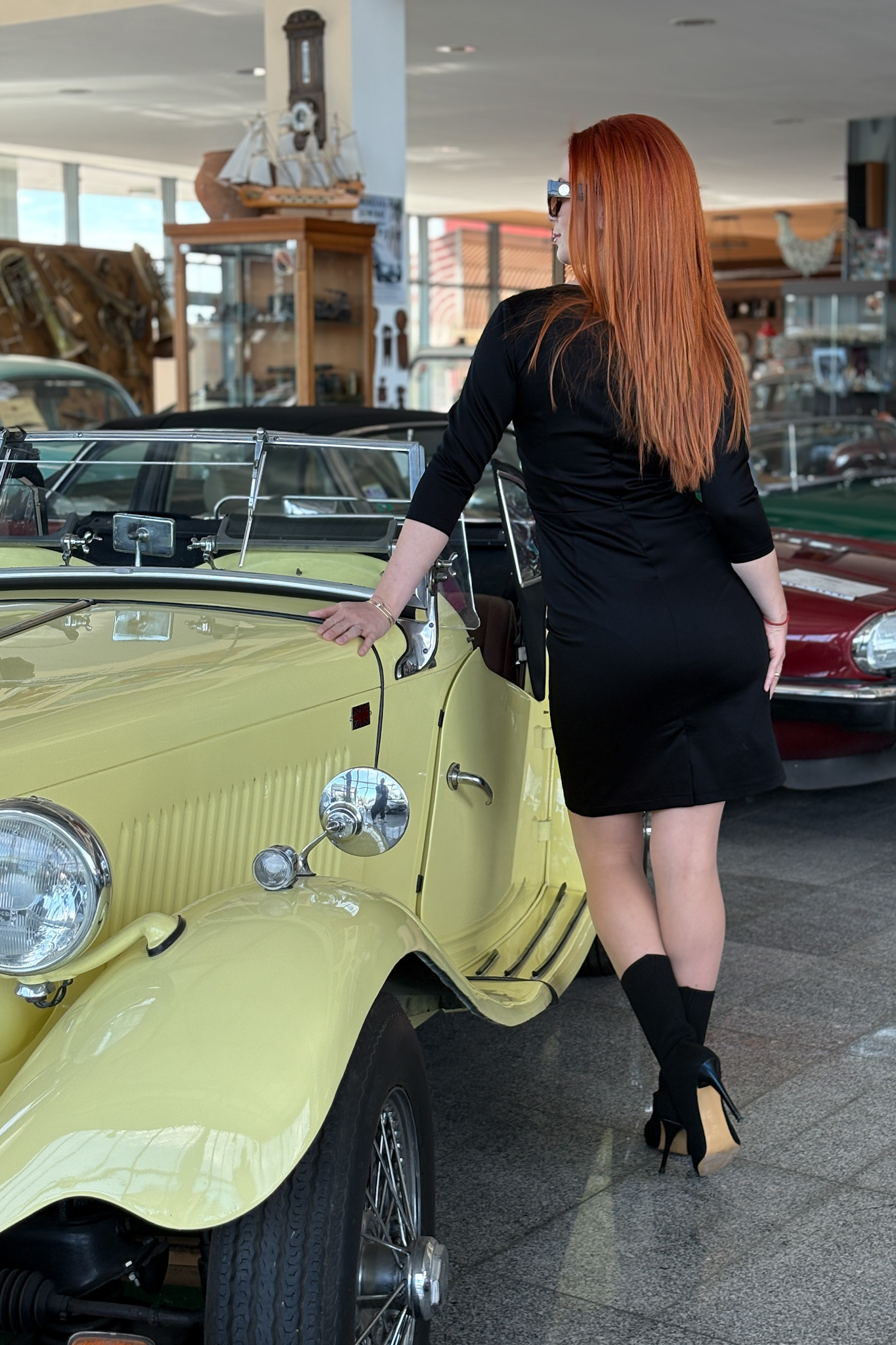 Черна рокля с копчета - Image 3