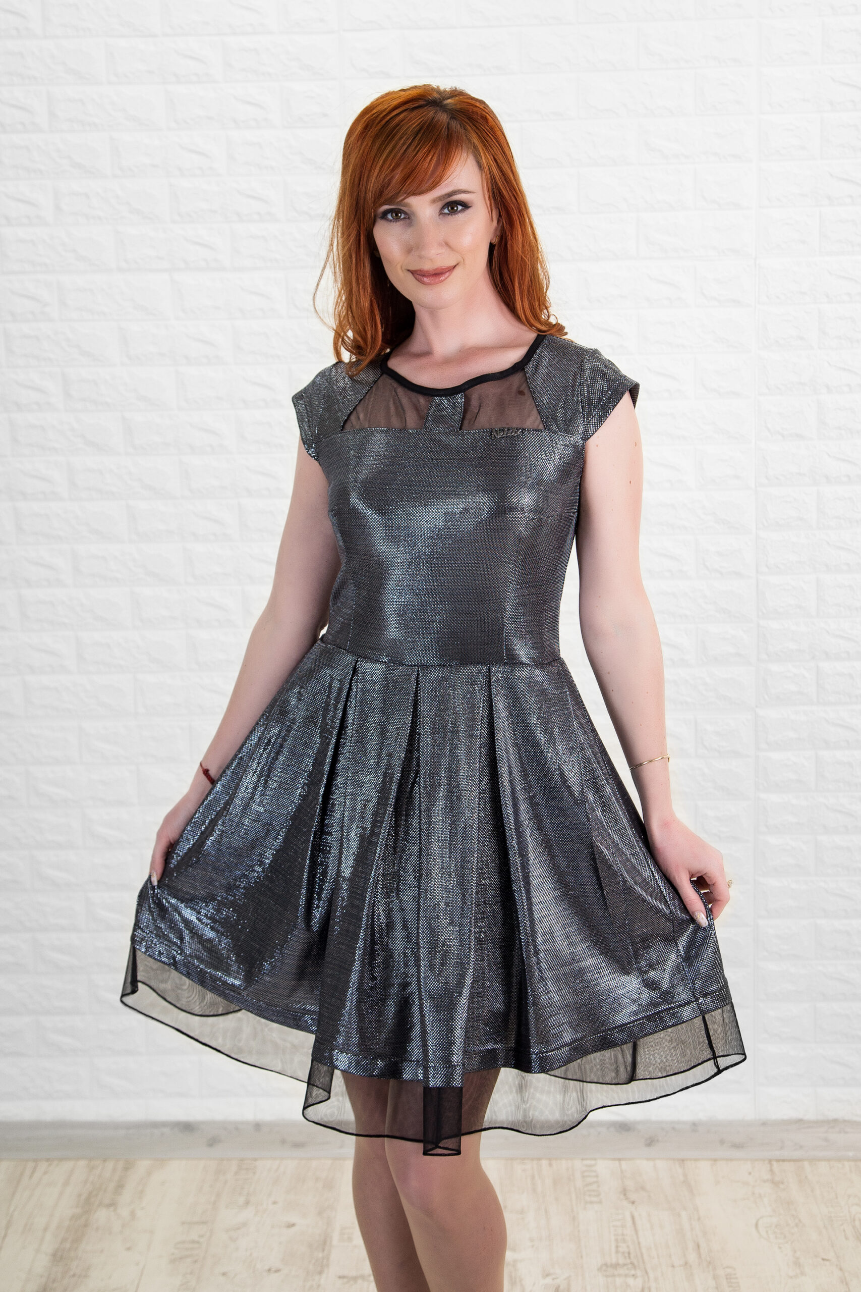 Дамска рокля със сребърен ефект - Image 2