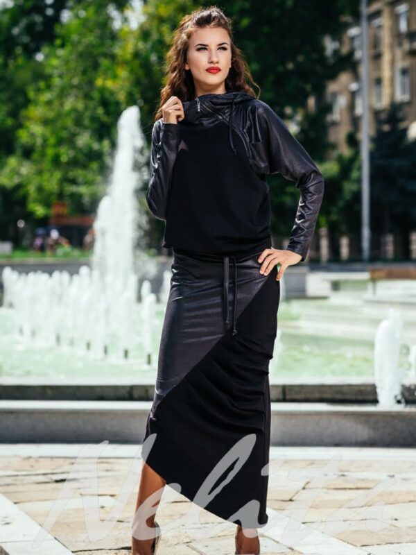 Спортно елегантна рокля качулка