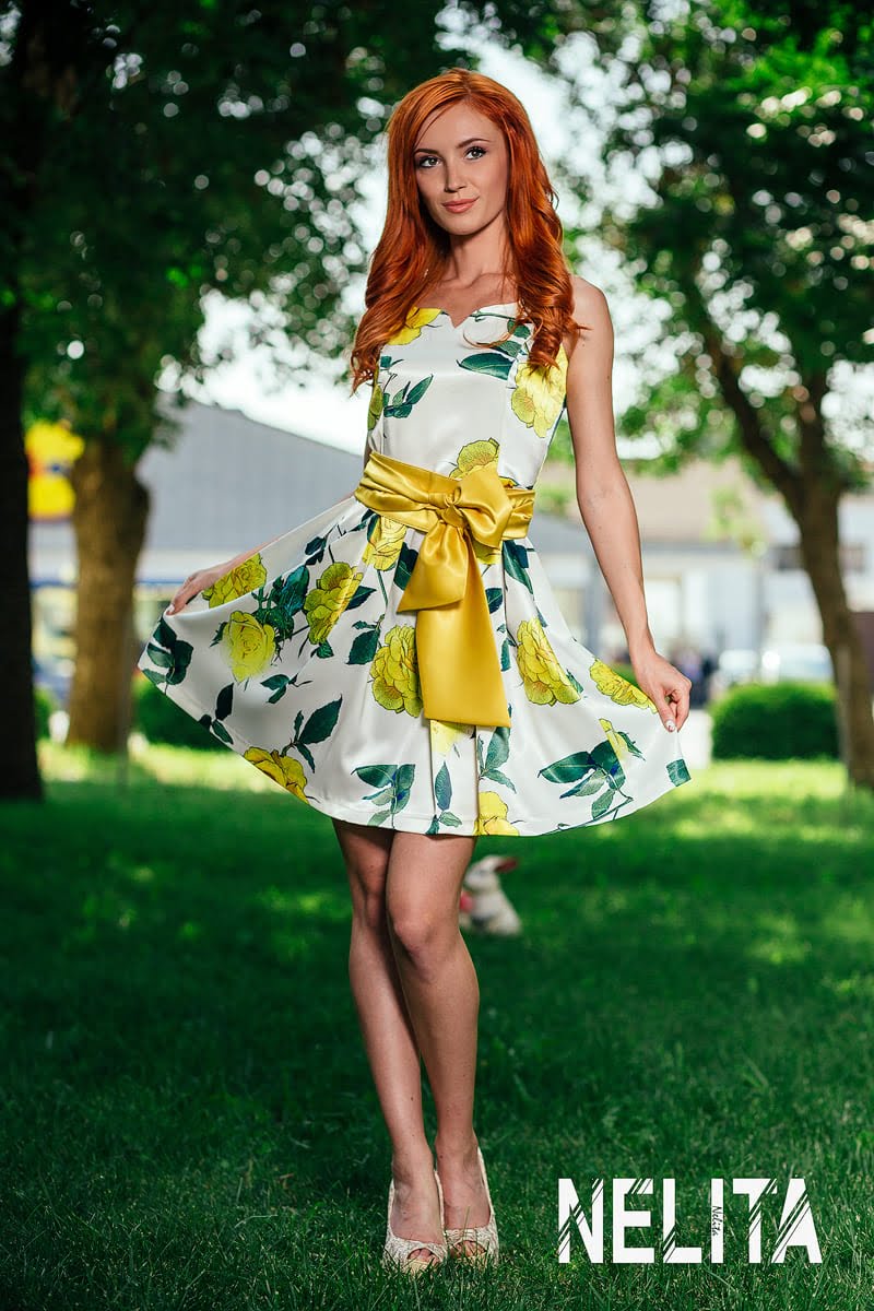 Стилна рокля от сатен и принт жълти рози 922/549