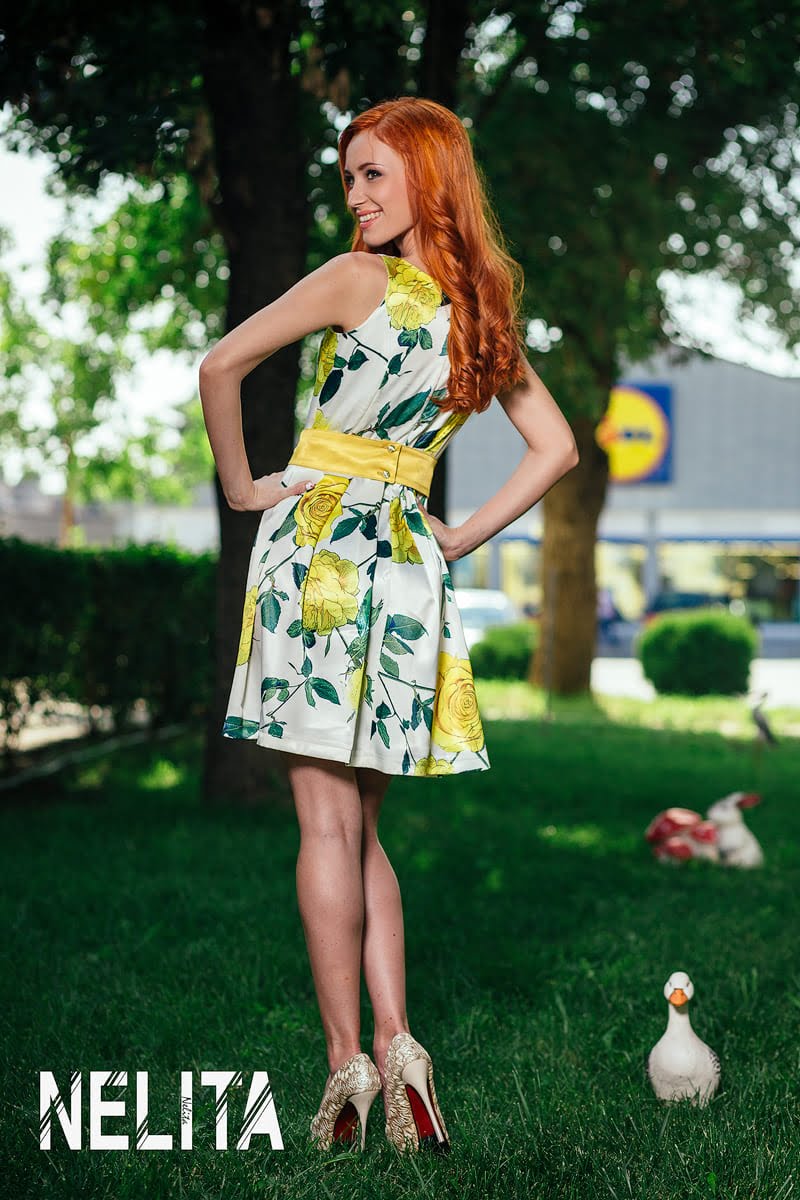 Стилна рокля от сатен и принт жълти рози 922/549 - Image 2