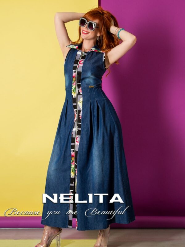 Спортно-елегантна рокля в деним и цветни детайли