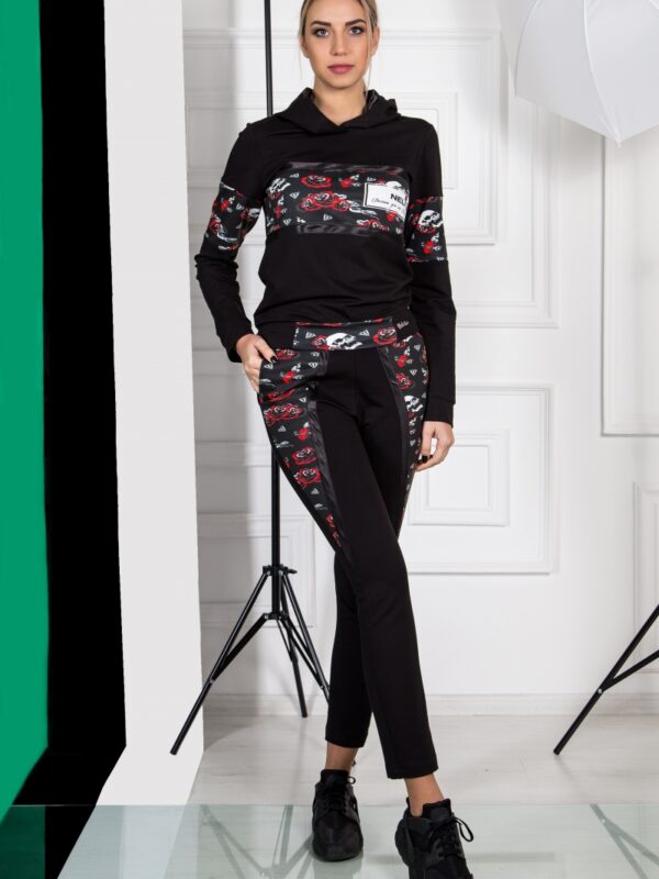 Спортно-елегантен комплект NELITA в черно със авторски принт 2935/501