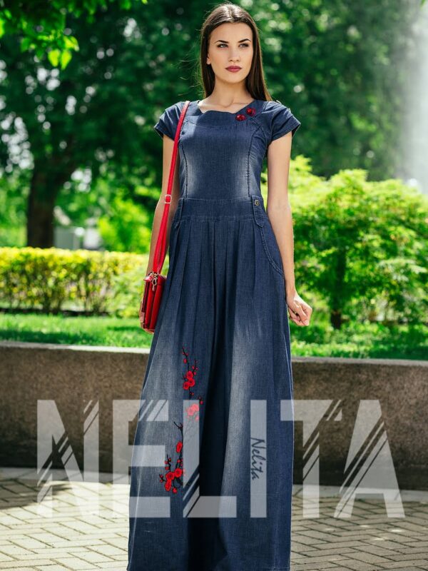 Дълга рокля от деним с червени камъни