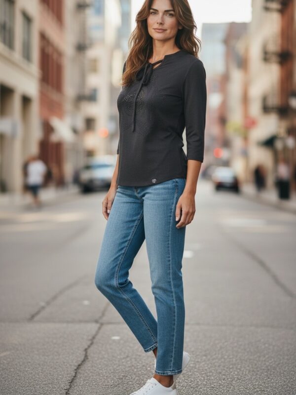 Стилна блуза с камъни и яка